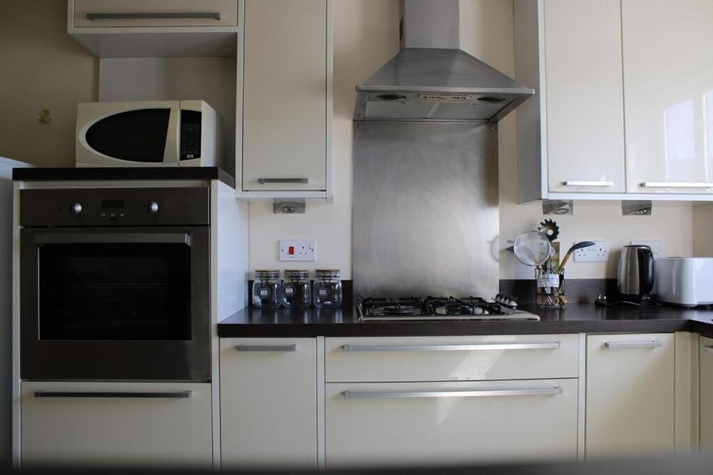 Two Bedroom Apartment, Free Parking, Close To Uclan And Free Wifi プレストン エクステリア 写真